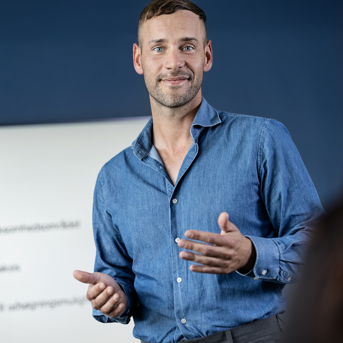 Mand underviser i Schultz