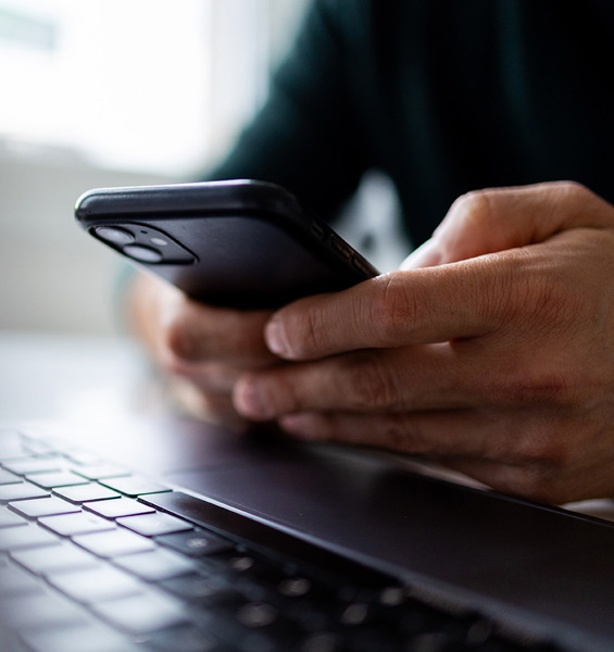 Haender Paa Telefon Foran Pc
