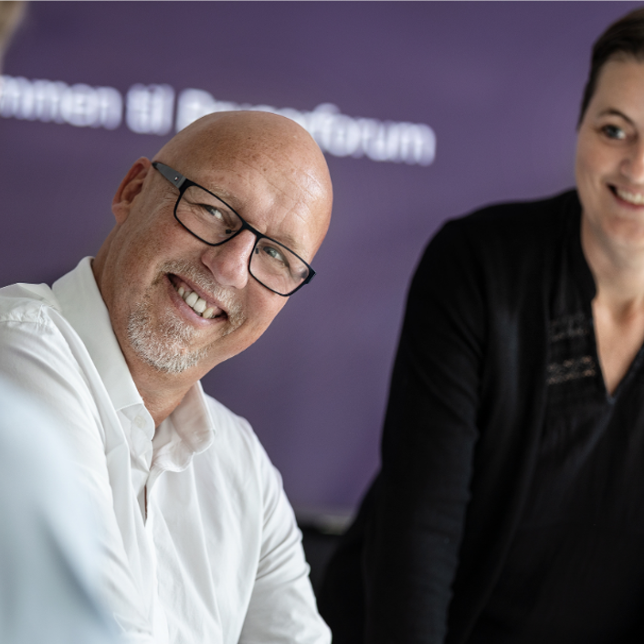 Mand og kvinde smiler