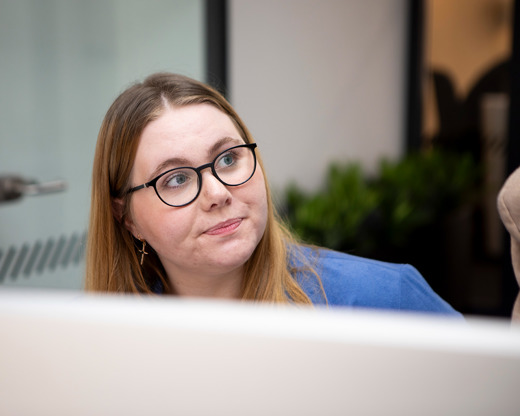 Kvinde Foran Pc Kigger På Kollega