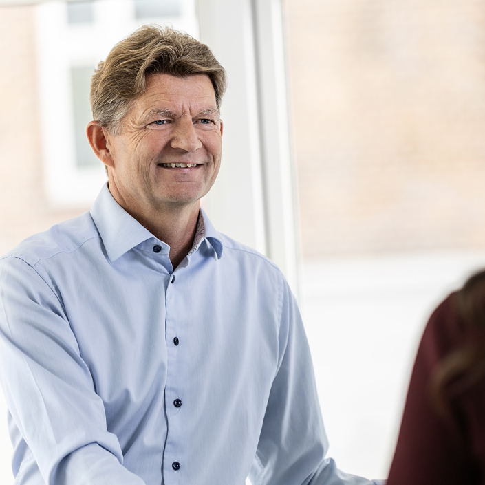 Mand og kvinde samtaler